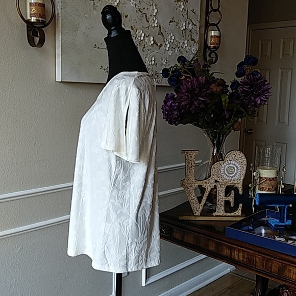 NWT Off White Texture Cold Shoulder Top By Rose + Olive. Size M - Picture 6 of 17